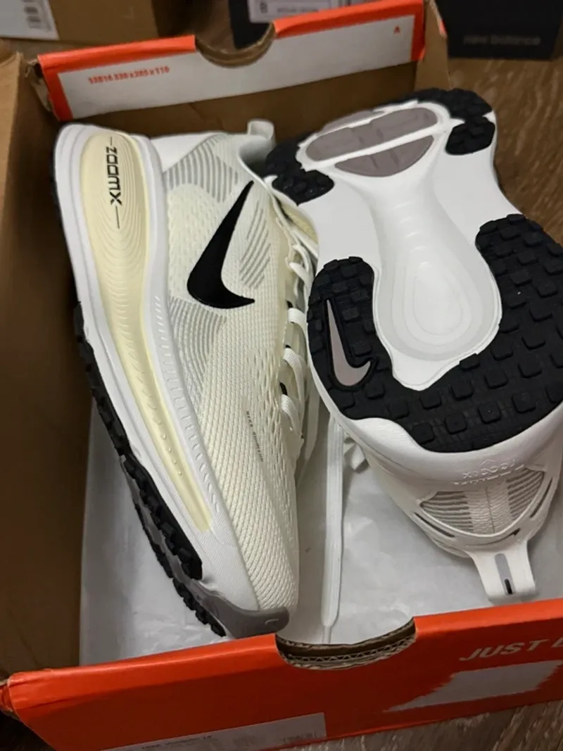 Nike Vomero 18 Running Shoes usato