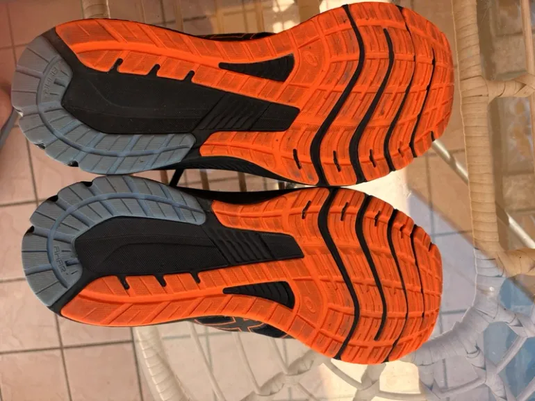 Used Asics Running Shoes bike — image 3 of 4