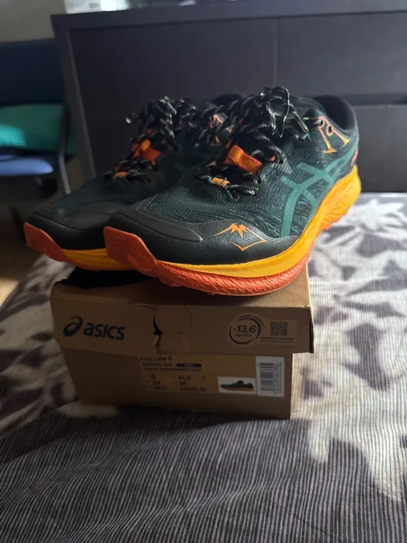 Used Asics Fuji Lite 5 Running Shoes