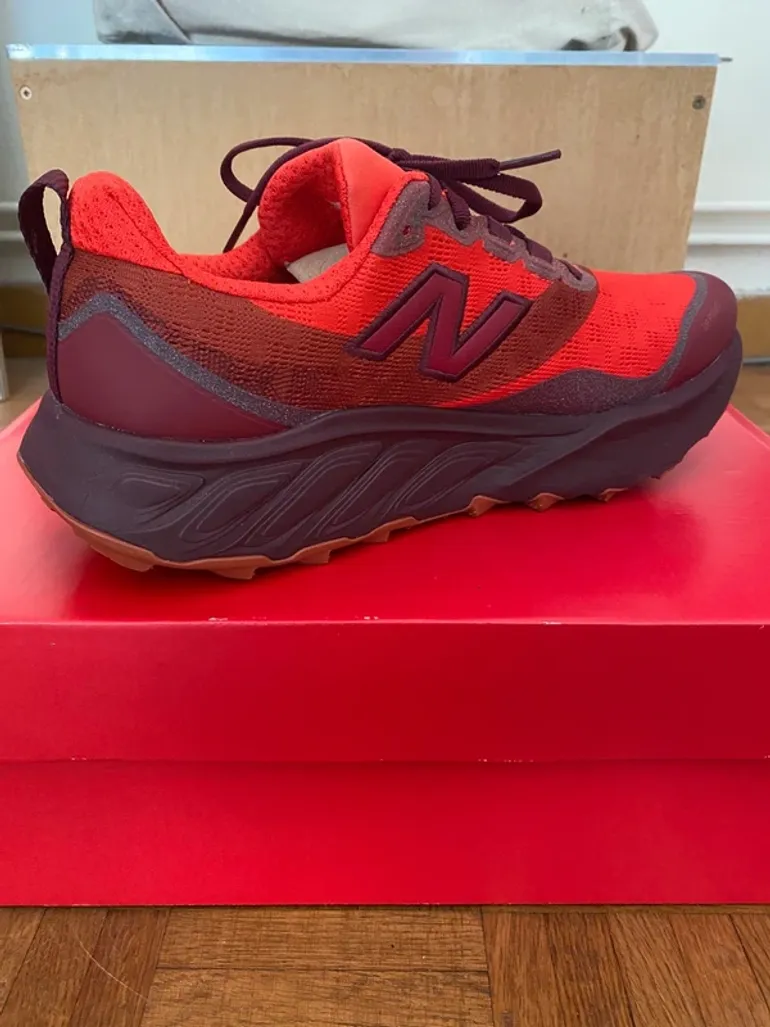 Used New Balance Hierro V9 bike — image 7 of 10