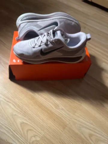 Käytetty Nike Vomero 18 bike — kuva 1 / 9