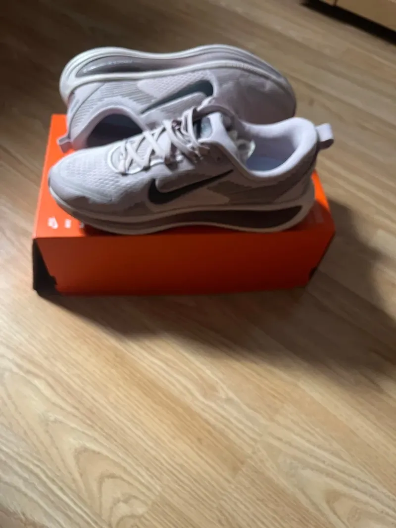 Used Nike Vomero 18 Running Shoes