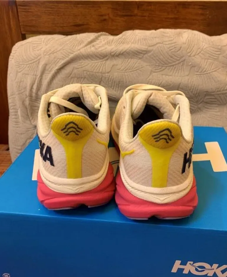 Hoka running shoes bike d'occasion — image 9 sur 12