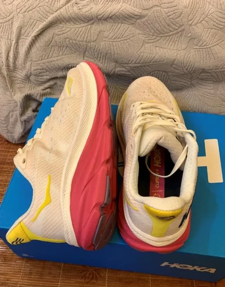 Hoka running shoes bike d'occasion — image 8 sur 12