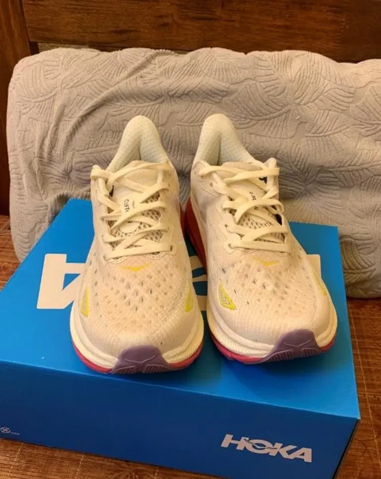 Hoka running shoes bike d'occasion — image 11 sur 12