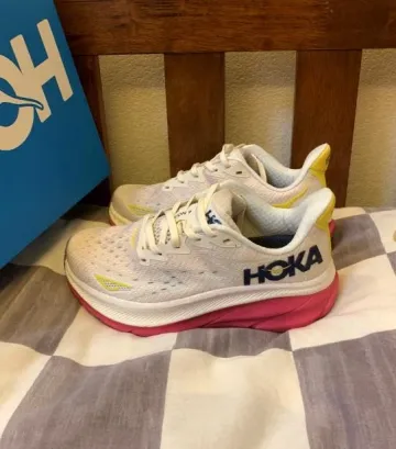 Hoka running shoes bike d'occasion — image 1 sur 12