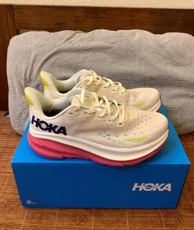 Hoka running shoes bike d'occasion — image 12 sur 12