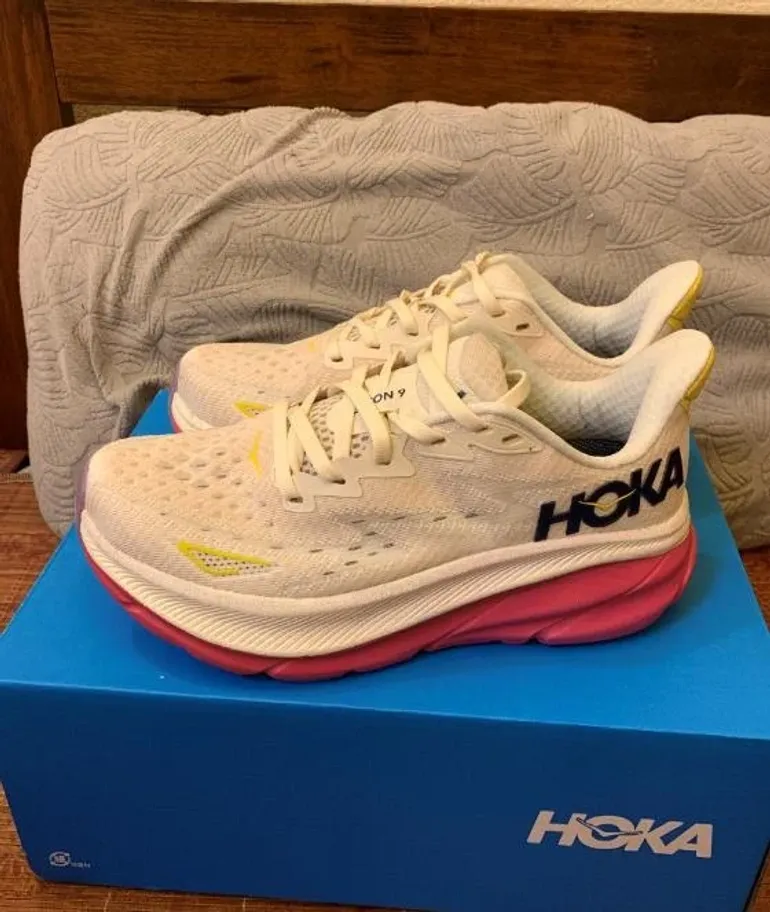 Hoka running shoes bike d'occasion — image 10 sur 12