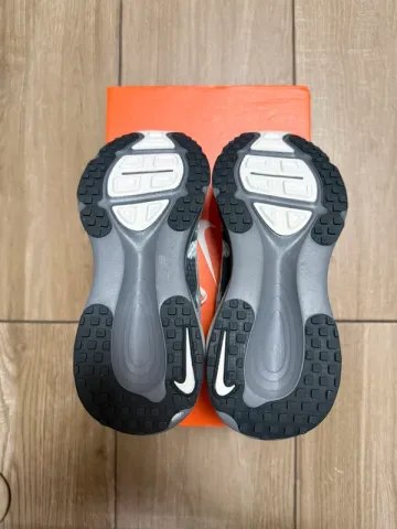 Used Nike Vomero 18 SE bike — image 5 of 10