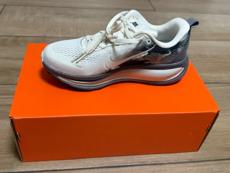 Used Nike Vomero 18 SE bike — image 9 of 10