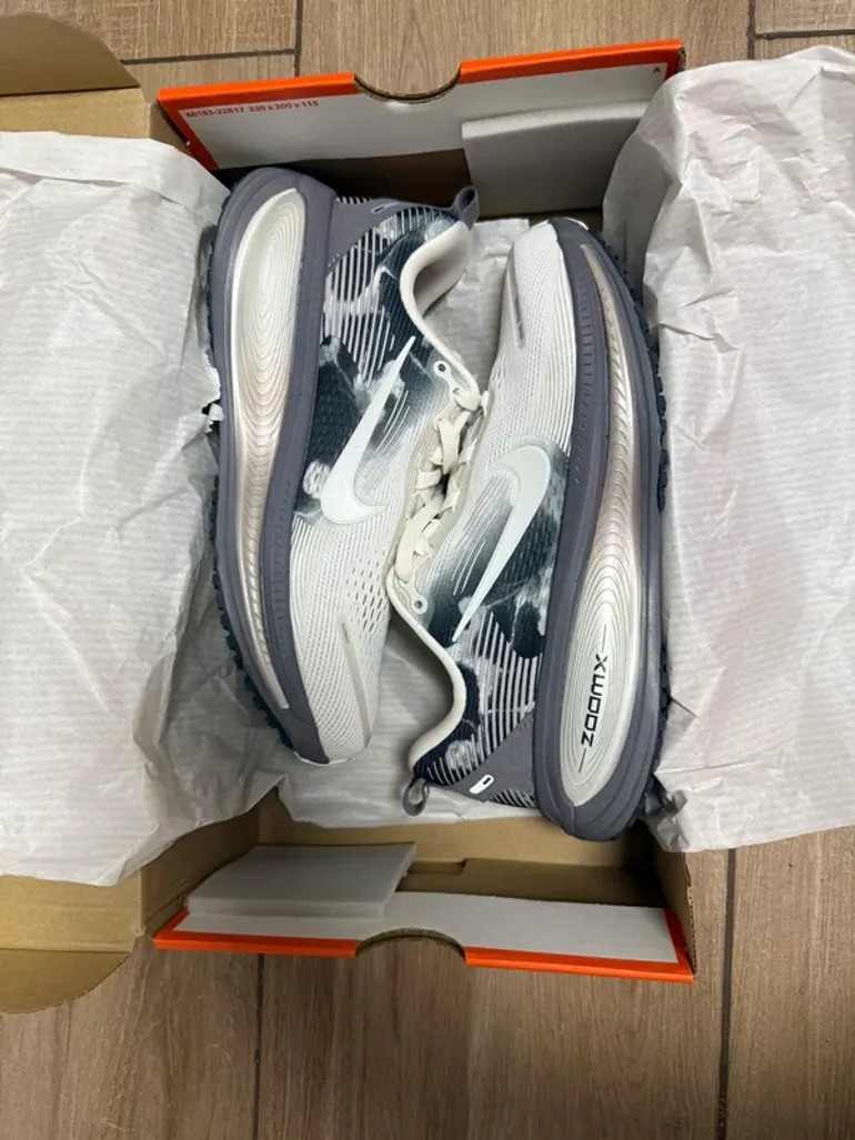 Used Nike Vomero 18 SE bike — image 2 of 10
