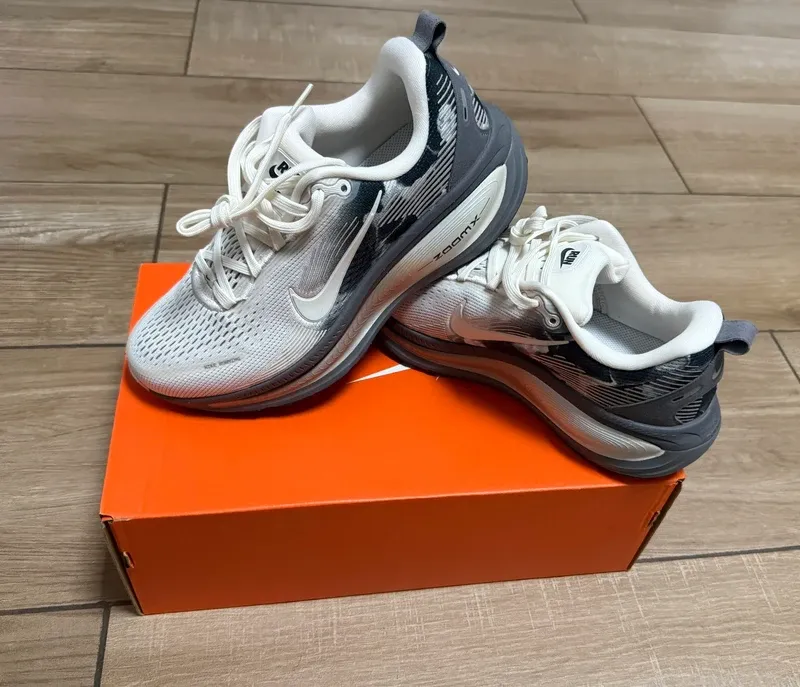 Used Nike Vomero 18 SE Running Shoes