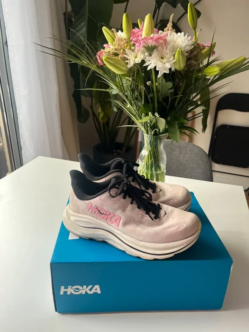 Used Rose Clinton Running Shoes