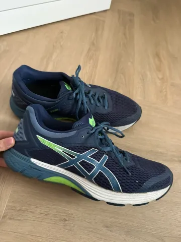 Used Asics Running Shoes bike — image 1 of 8