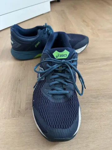 Used Asics Running Shoes bike — image 3 of 8