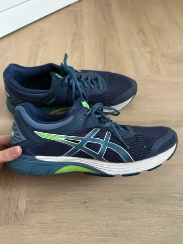 Used Asics Running Shoes bike — image 2 of 8