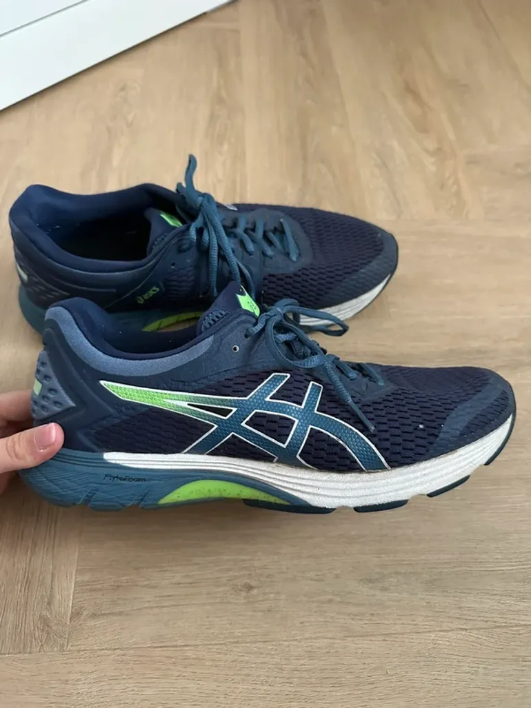 Used Asics Running Shoes bike — image 2 of 8