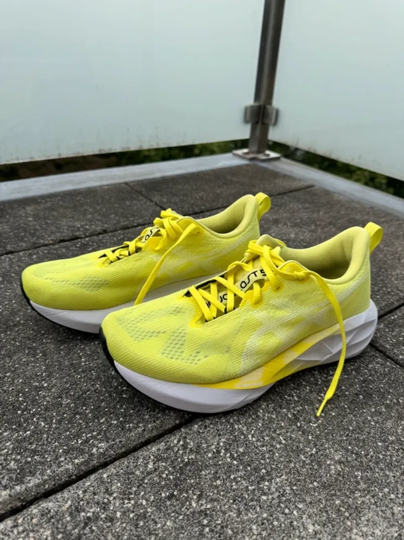 Käytetty Asics Novablast 5 Running Shoes