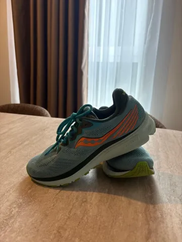 Used Saucony Running Shoes bike — image 1 of 8