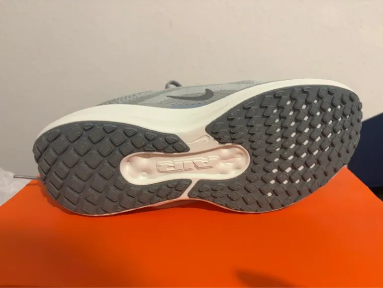 Used Nike Running Shoes bike — image 4 of 5