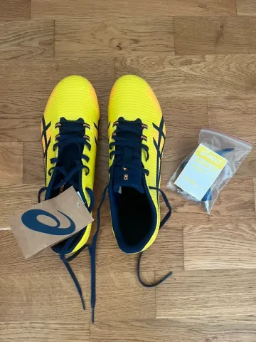 Used Asics Track Spikes bike — image 2 of 4