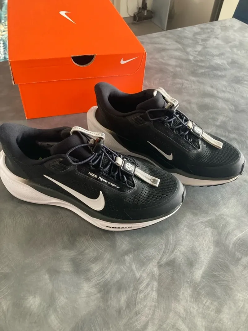 Used Pegasus easyon Running Shoes