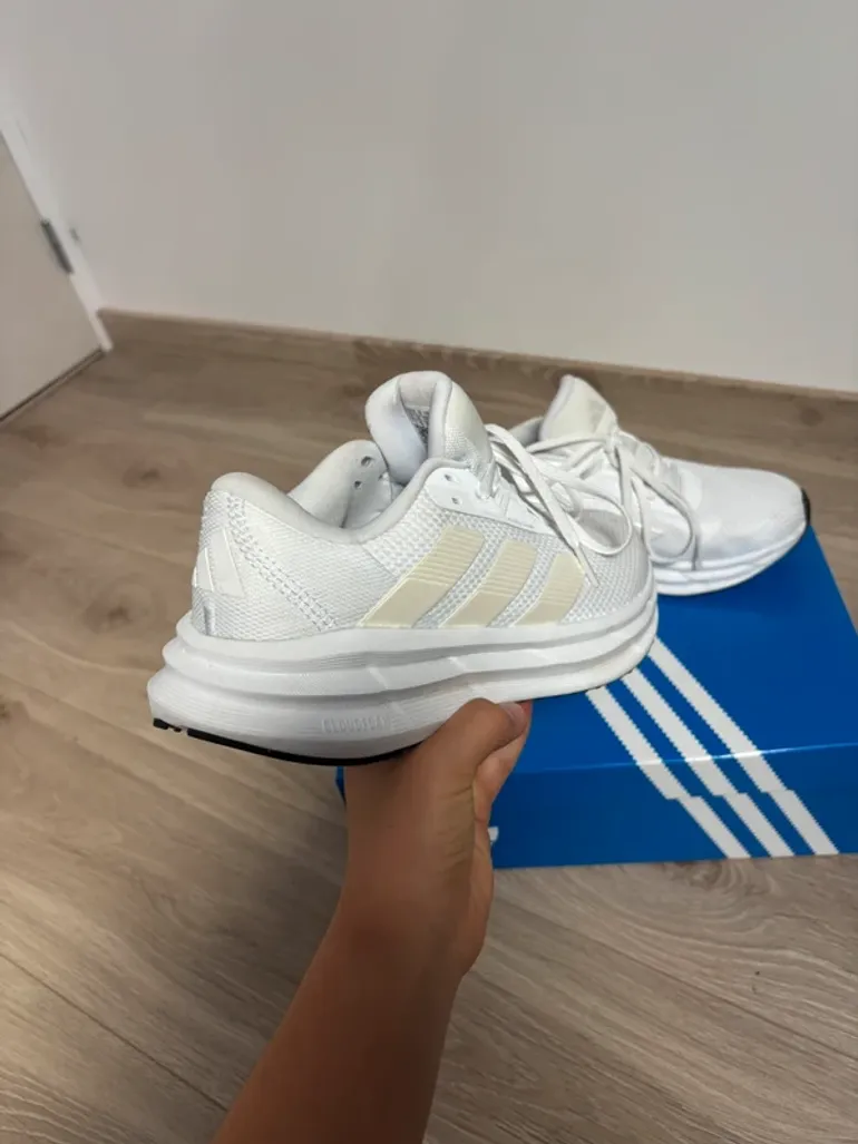 Adidas Chaussure de sport bike d'occasion — image 4 sur 5