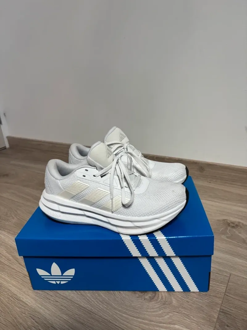 Adidas Chaussure de sport Running Shoes d'occasion