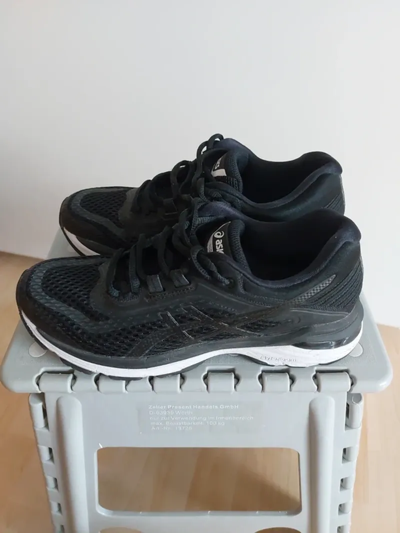 Used Asics GT 2000 Running Shoes