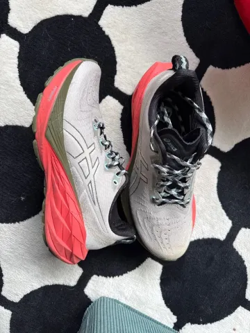 Brugt Asics Novablast 4 bike — billede 1 af 4