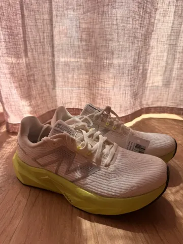 Used New Balance FuelCell Propel V5 bike — image 2 of 6