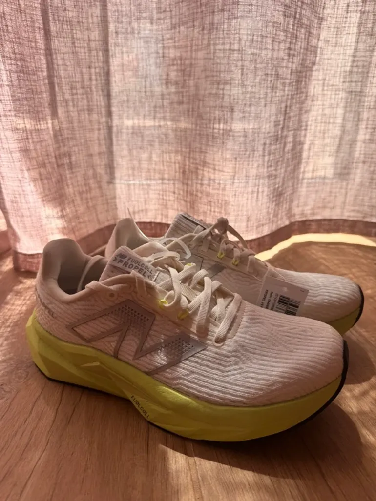 Used New Balance FuelCell Propel V5 bike — image 2 of 6