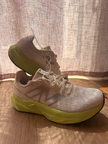 Used New Balance FuelCell Propel V5 bike — image 1 of 6