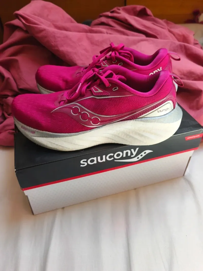 Used Saucony Triumph 22 Running Shoes