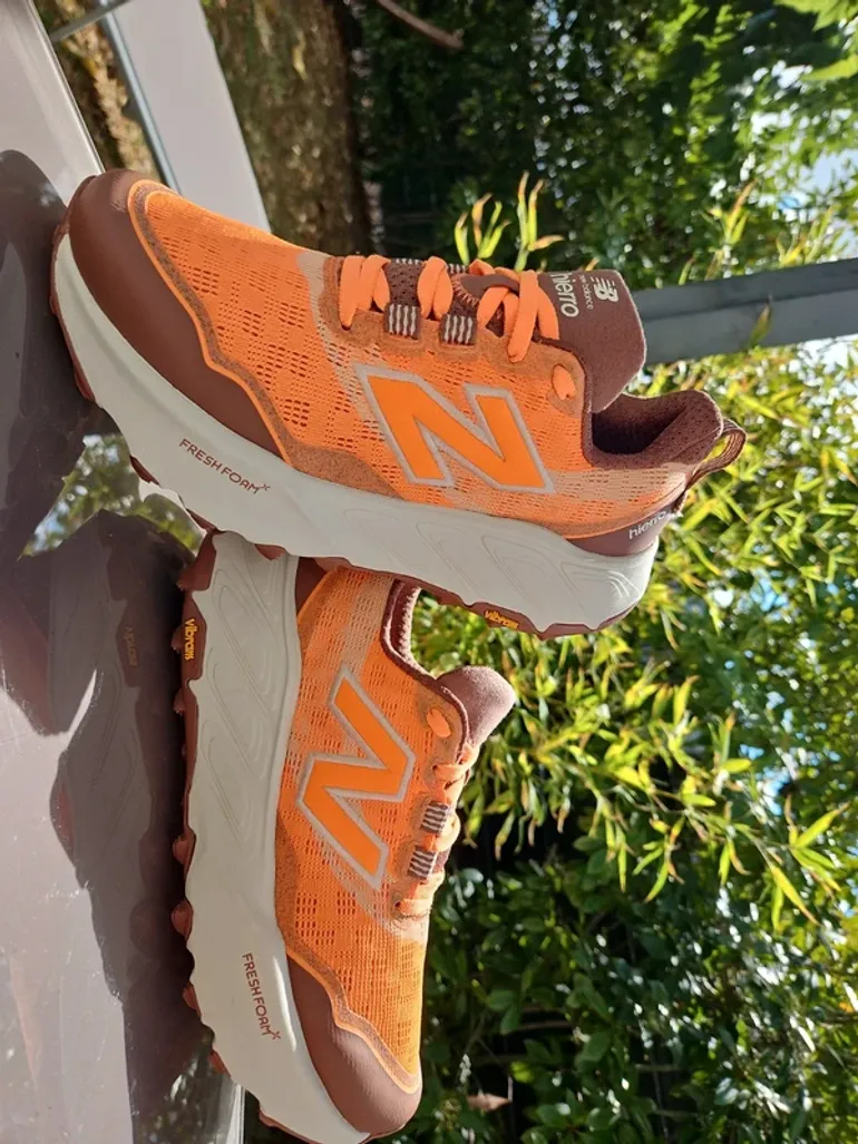 Used New Balance Hierro V9 bike — image 2 of 15
