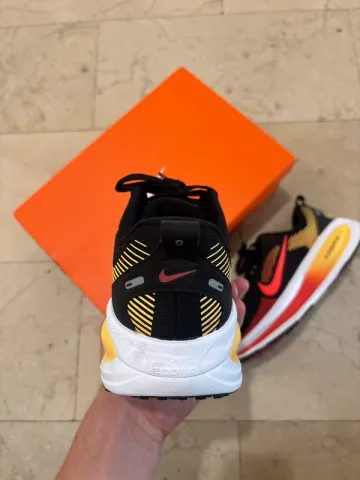 Nike Vomero 18 bike usato — immagine 7 di 15