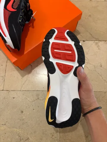 Nike Vomero 18 bike usato — immagine 15 di 15