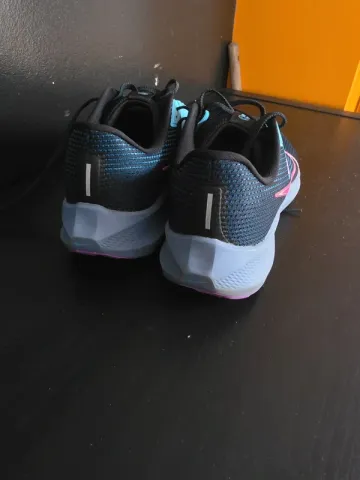 Used Nike Sneakers bike — image 2 of 5