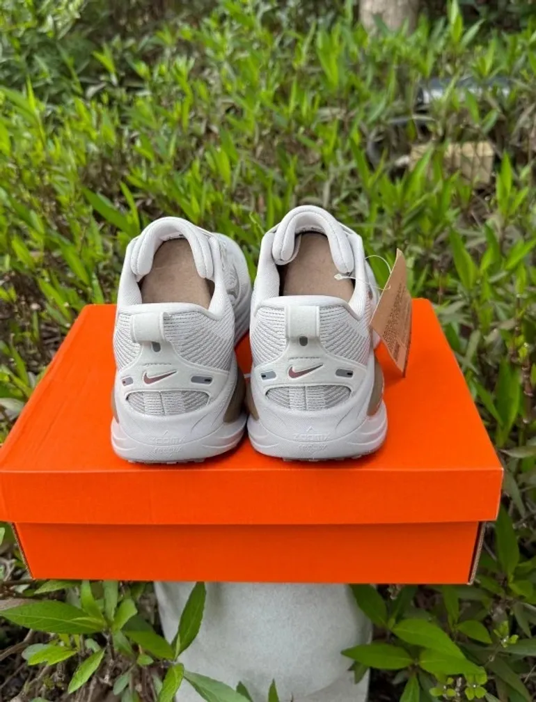 Nike Vomero 18 ZoomX bike usato — immagine 4 di 8