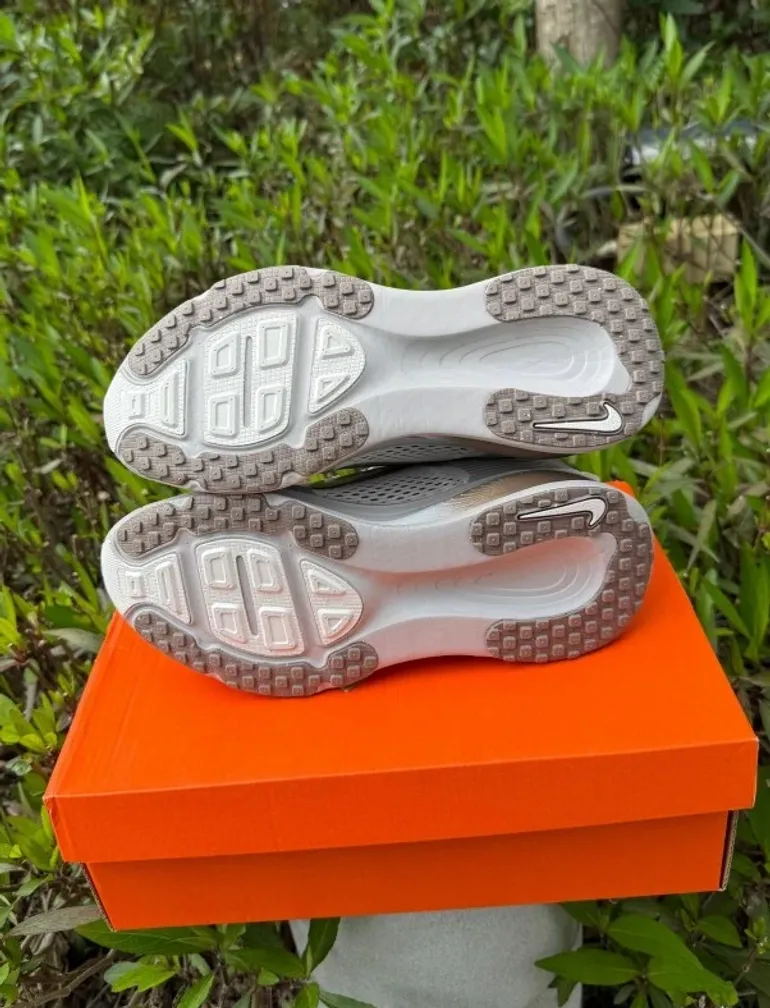 Nike Vomero 18 ZoomX bike usato — immagine 5 di 8