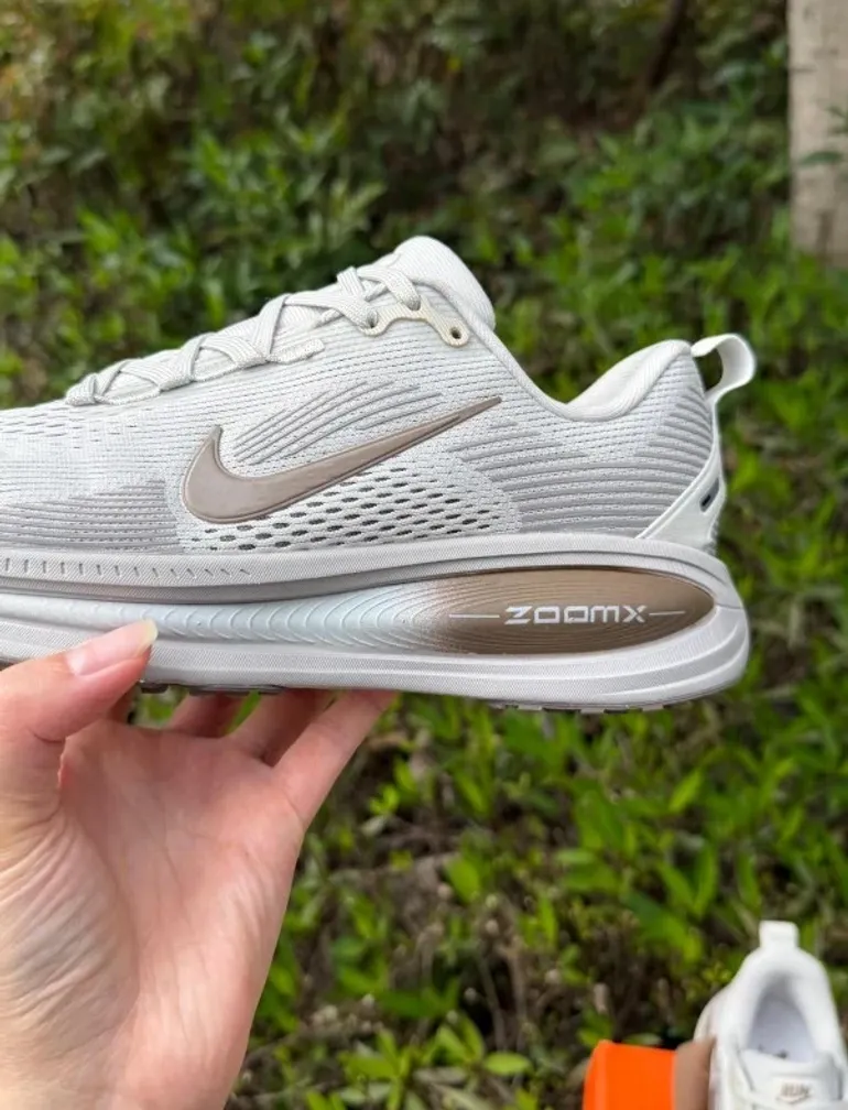 Nike Vomero 18 ZoomX bike usato — immagine 8 di 8