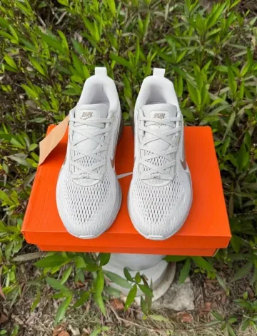 Nike Vomero 18 ZoomX bike usato — immagine 2 di 8