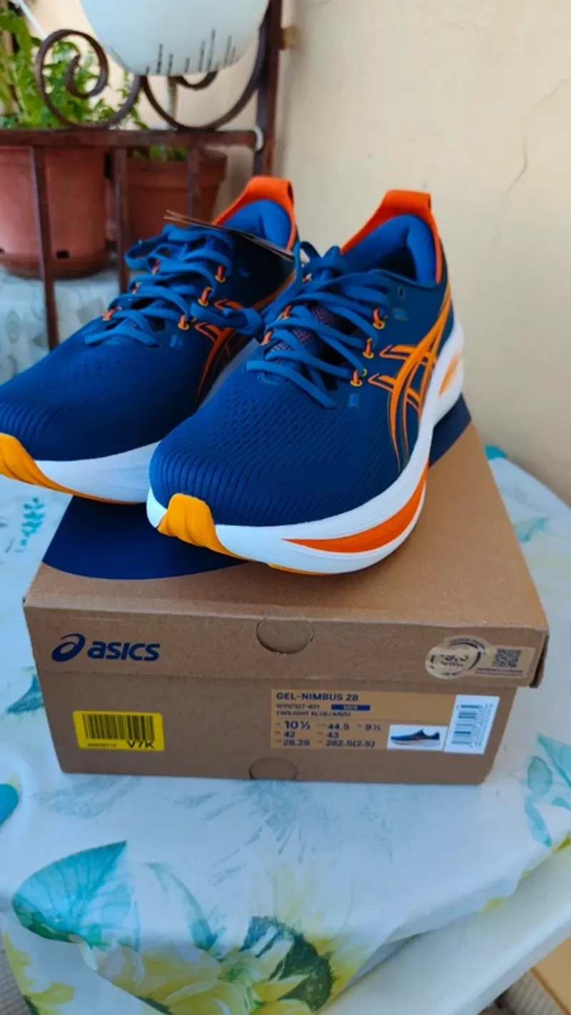 Used Asics Nimbus 28 Running Shoes