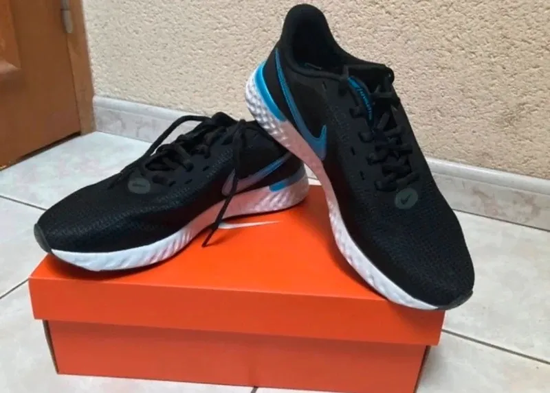 Nike Revolution 5 Running Shoes usato