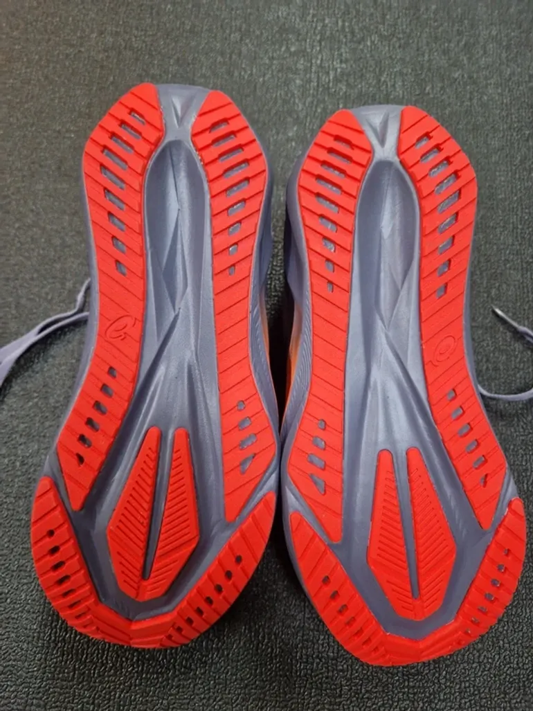Used Asics Novablast 5 bike — image 2 of 5