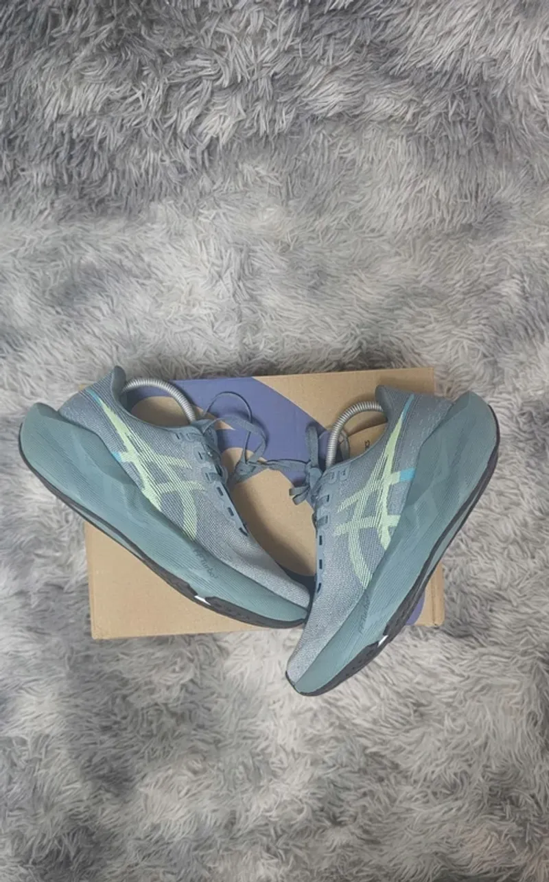 Used Asics Novablast 6 Running Shoes