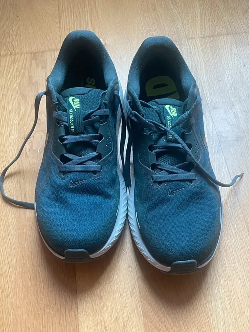 Used Nike Structure 26 Running Shoes