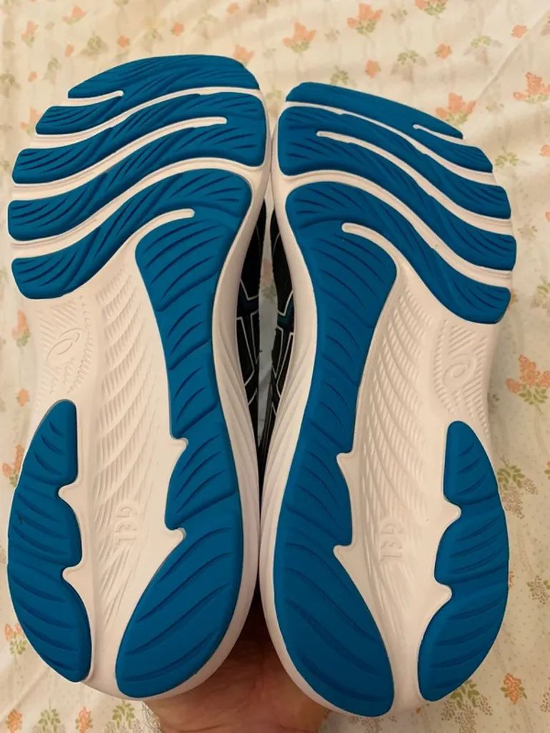 Used Asics Running Shoes bike — image 2 of 6