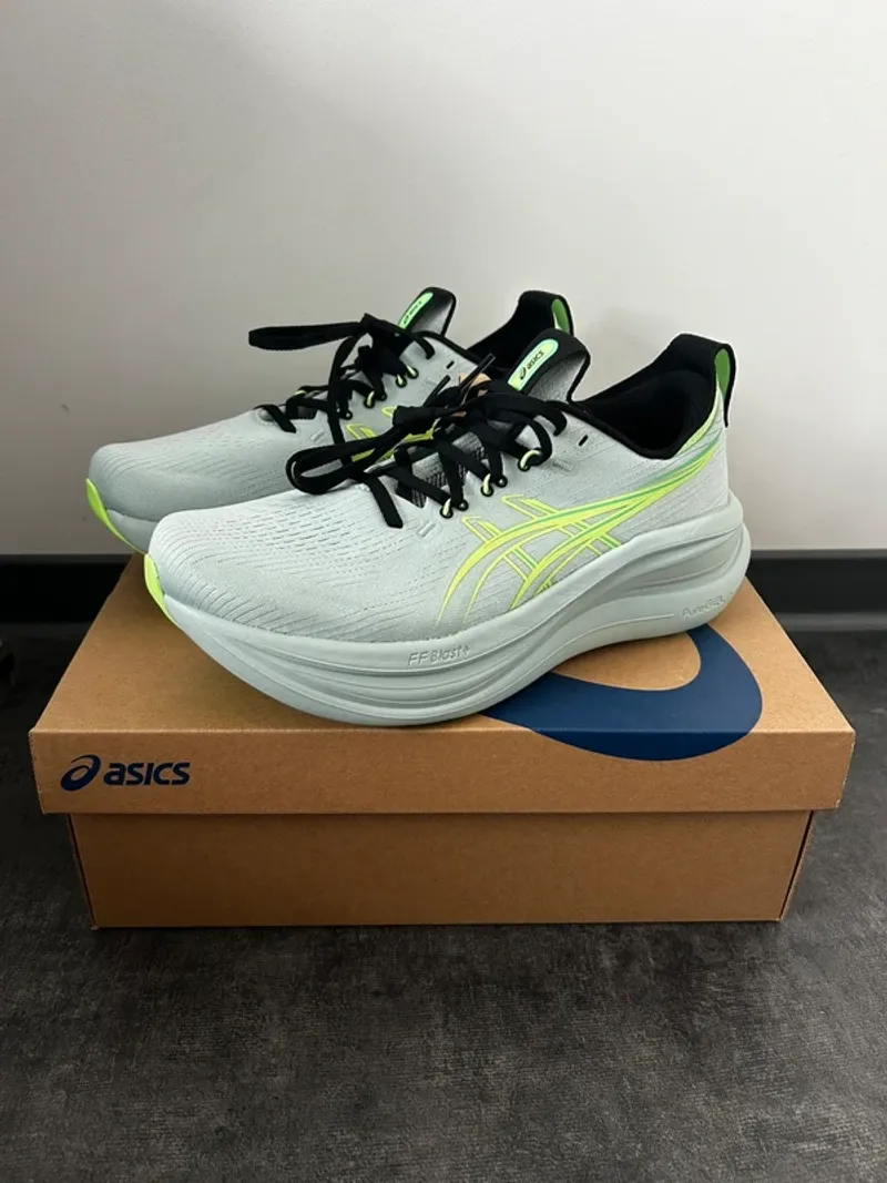 Käytetty Asics Gel Nimbus 28 Running Shoes