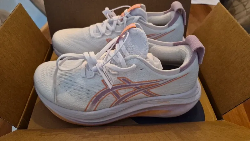 Used Asics Gel Nimbus 27 Running Shoes